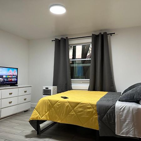 Serene Full Bed With 50 Inch Smart Tv, Netflix, Airplay, Mini-Fridge, And 500 Mbps Wifi Near Fiu, Dolphin Mall, Airport Miami Exteriör bild