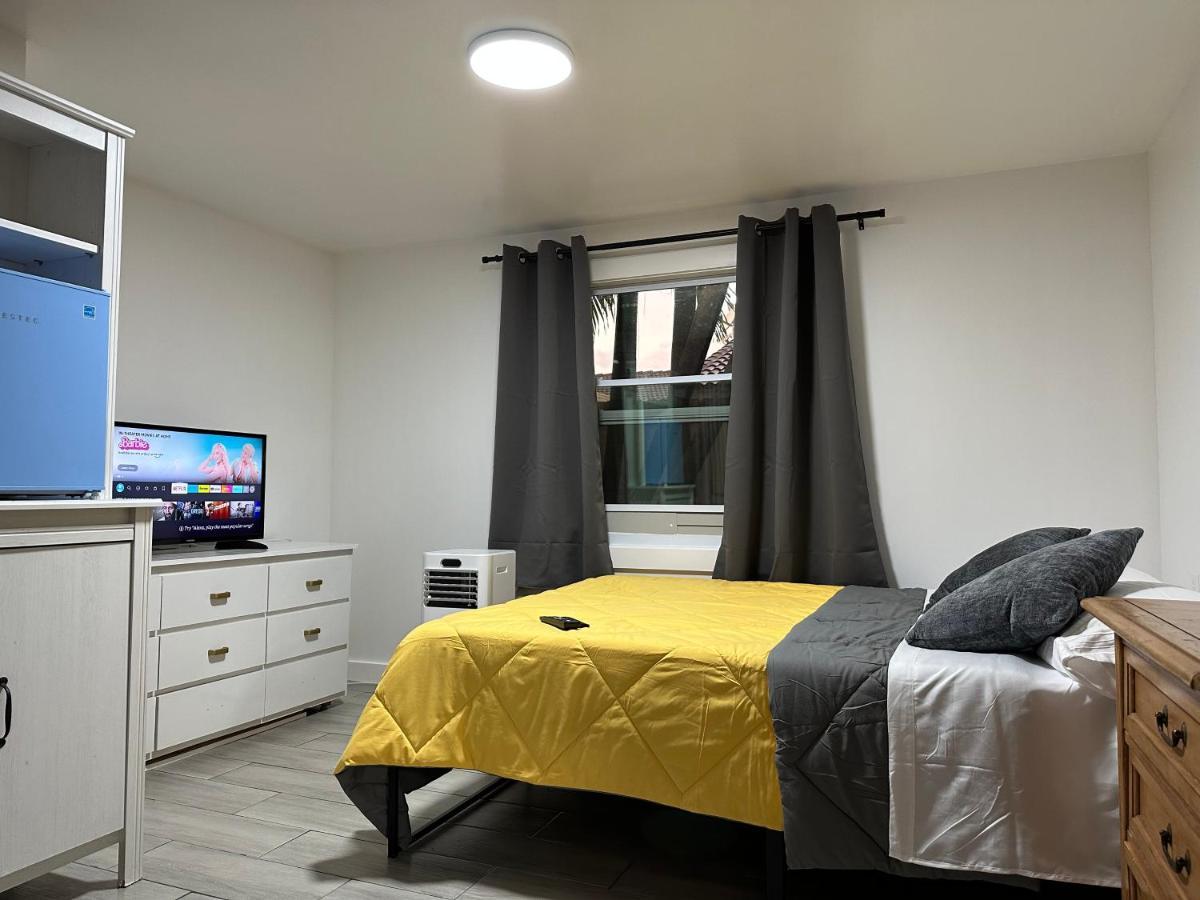 Serene Full Bed With 50 Inch Smart Tv, Netflix, Airplay, Mini-Fridge, And 500 Mbps Wifi Near Fiu, Dolphin Mall, Airport Miami Exteriör bild