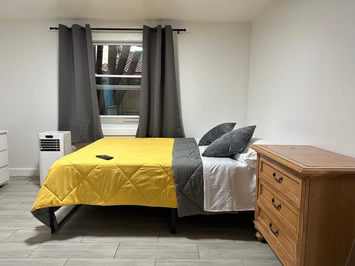 Serene Full Bed With 50 Inch Smart Tv, Netflix, Airplay, Mini-Fridge, And 500 Mbps Wifi Near Fiu, Dolphin Mall, Airport Miami Exteriör bild